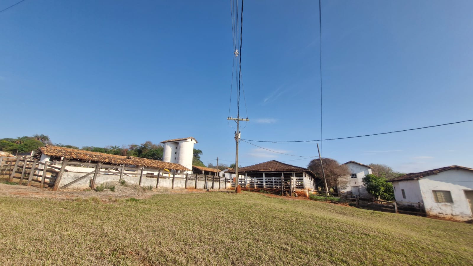 Construções rurais históricas com silo e céu azul
